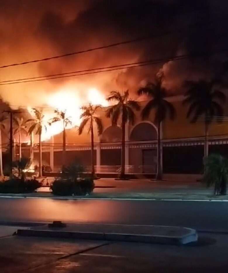 Incêndio de grandes proporções destrói Shopping Popular em Cuiabá na madrugada de segunda-feira (15)