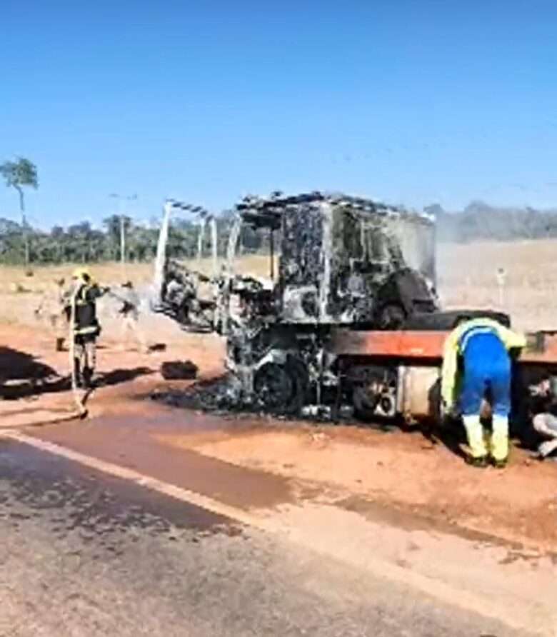 Cabine de carreta é completamente destruída; motorista ileso