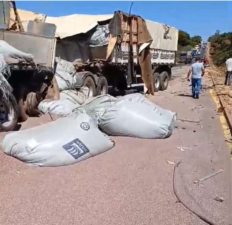 Acidente envolvendo três carretas interdita BR-163 em Sinop na tarde de quarta-feira (17)