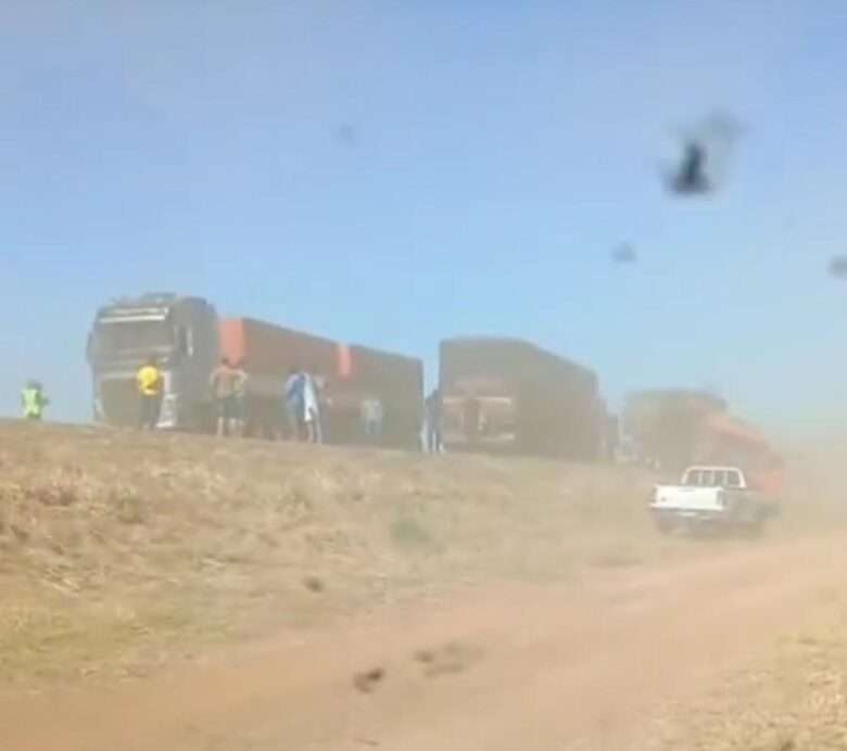 Colisão entre carretas é registrada na BR-163 em Lucas do Rio Verde