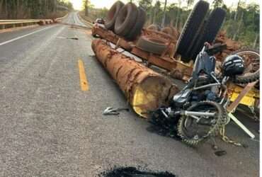 Motociclista morre após colidir com caminhão tombado em Feliz Natal