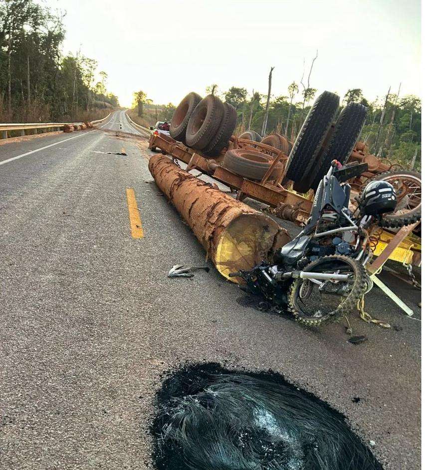 Motociclista morre após colidir com caminhão tombado em Feliz Natal