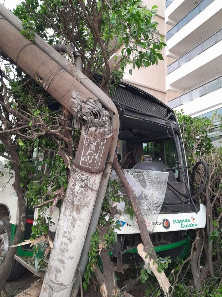 Ônibus colide contra poste na Avenida do CPA e deixa 163 imóveis sem energia em Cuiabá