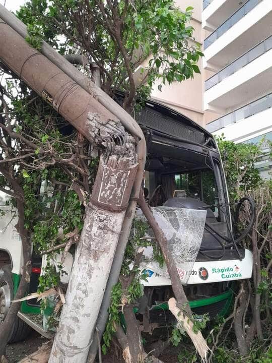 Ônibus colide contra poste na Avenida do CPA e deixa 163 imóveis sem energia em Cuiabá