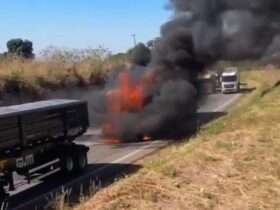 Acidente na BR-364 em Jaciara deixa pista interditada e carreta pega fogo.