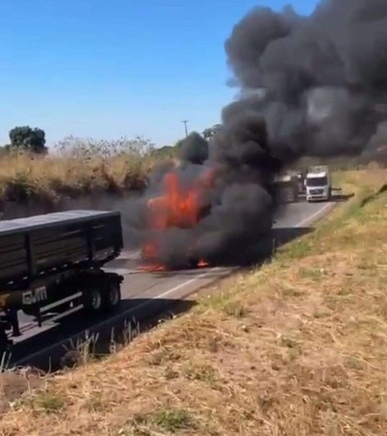 Acidente na BR-364 em Jaciara deixa pista interditada e carreta pega fogo.