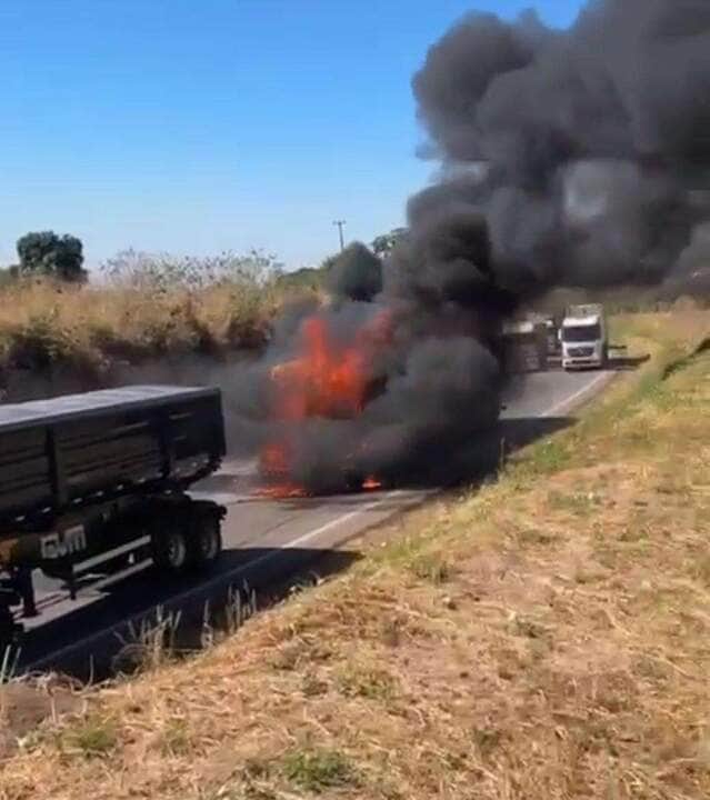 Acidente na BR-364 em Jaciara deixa pista interditada e carreta pega fogo.