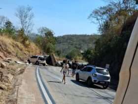 Três caminhões se envolvem em acidente na BR-364, na Serra de São Vicente