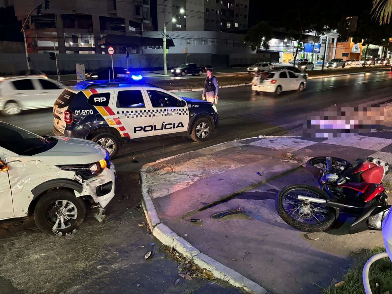 Acidente ocorreu na Avenida Rubens de Mendonça; condutora do carro realizou manobra irregular