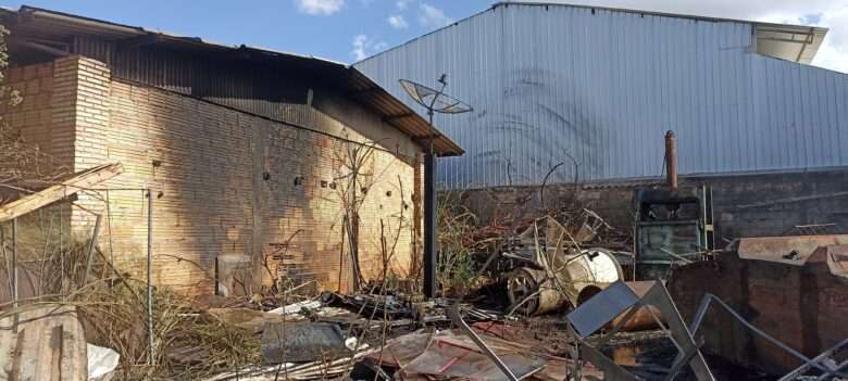 Corpo de Bombeiros controla incêndio em carga mista em Lucas do Rio Verde