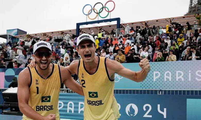 2024. 07. 27 - Jogos Olímpicos Paris 2024 - Volei de praia masculino - A dupla brasileira André (2) e George (1) estreia com vitória contra o Marrocos por 2 sets a 0 - Foto: Alexandre Loureiro/COB Por: Alexandre Loureiro/COB/Direitos Reservados