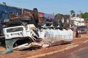 Motorista fica ferido após tombar caminhão-tanque em Rondonópolis