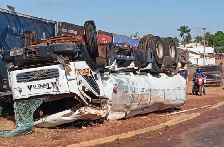 Motorista fica ferido após tombar caminhão-tanque em Rondonópolis