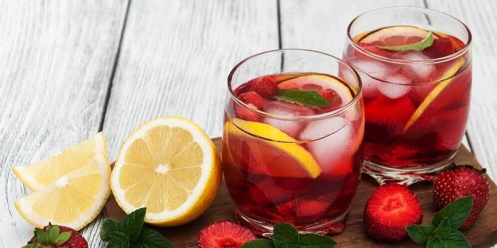 Chá gelado com morangos