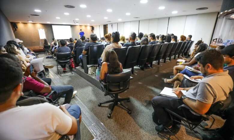 Brasília (DF), 02. 05. 2024 - Os candidatos do Distrito Federal que farão o Concurso Público Nacional Unificado (CNU) estão aproveitando os últimos dias para revisar o conteúdo. Cerca de 160 pessoas acompanharam o último aulão preparatório promovido pela Biblioteca Nacional de Brasília (BNB). Foto: Joel Rodrigues/Agência Brasília