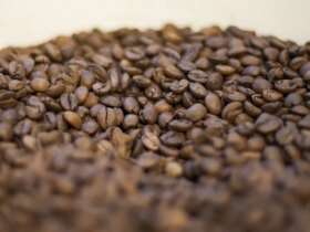 Pequenas torrefações preparam grãos especiais de café Por: Marcello Casal JrAgência Brasil