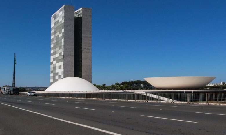 06/06/2023 - Brasília (DF) - Cenas da Cidade de Brasília, ao fundo o prédio do Congresso Nacional . Foto Antônio Cruz/Agência Brasil