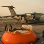 Corumbá (MS), 01/07/2024 - A aeronave KC-390 Millennium é abaestecida com 12 mil litros de água para combater os incêndios no Pantanal. Foto: Marcelo Camargo/Agência Brasil