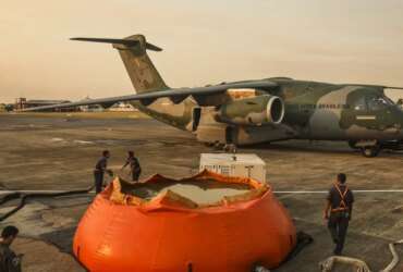 Corumbá (MS), 01/07/2024 - A aeronave KC-390 Millennium é abaestecida com 12 mil litros de água para combater os incêndios no Pantanal. Foto: Marcelo Camargo/Agência Brasil