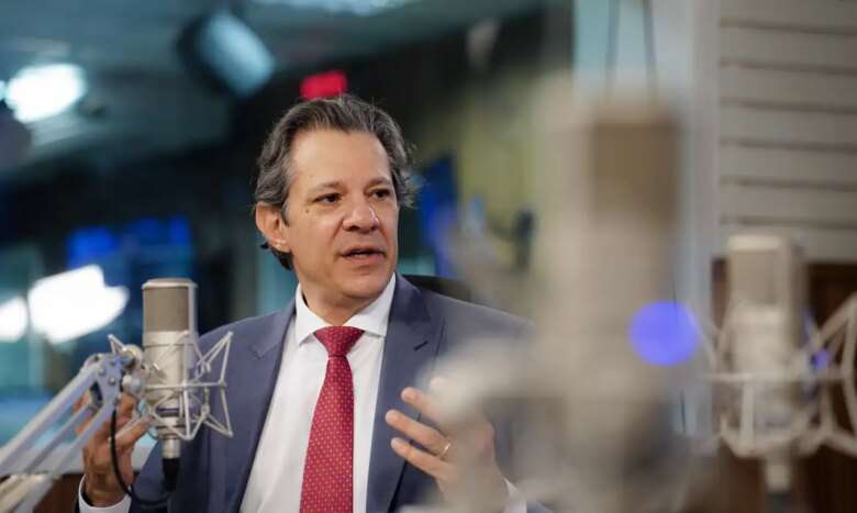 08/05/2024 – O Ministro da Fazenda, Fernando Haddad, durante entrevista no programa Bom Dia, Ministro, nos estúdios da EBC. Foto: Rafa Neddermeyer/Agência Brasil