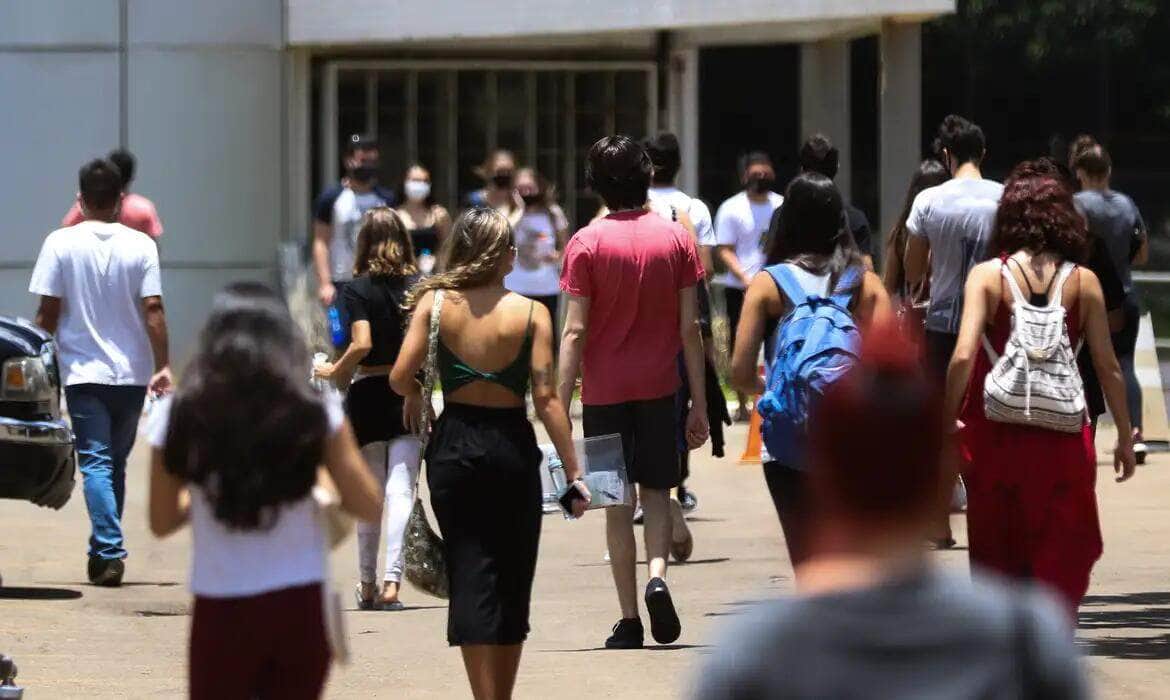 Estudantes chegam ao Centro Universitário do Distrito Federal, para o segundo dia de prova do Enem 2020 Por: Marcello Casal JrAgência Brasil