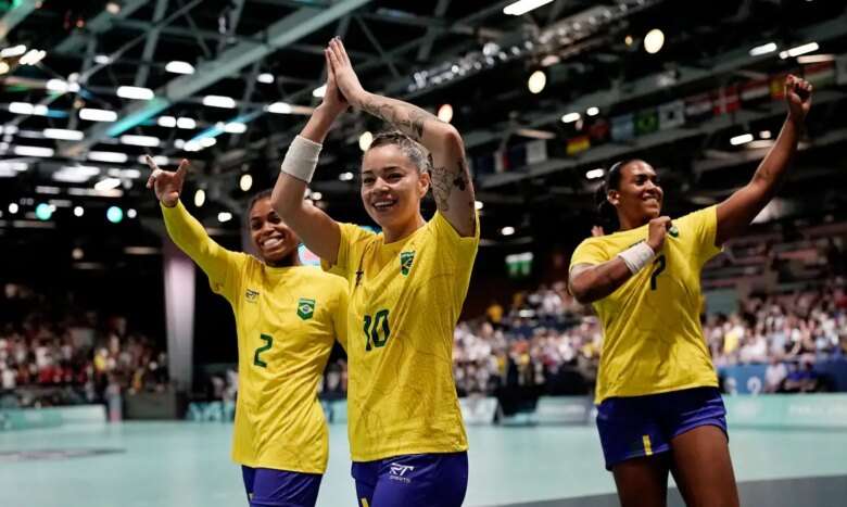 2024. 07. 25 - Jogos Olímpicos Paris 2024 - Handebol Feminino - Brasil estreia com vitória contra a Espanha com o placar de 29 a 18. Em destaque centralizad a atleta Jessica Quintino. - Foto: Alexandre Loureiro/COB Por: Alexandre Loureiro/COB/Direitos Reservados