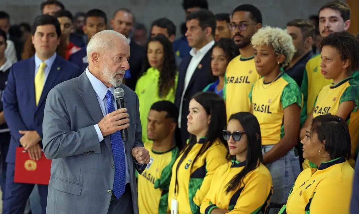 Brasília (DF), 11/07/2024 - O presidente Luiz Inácio Lula da Silva participa de encontro com atletas paralímpicos e olímpicos brasileiros, no Palácio do Planalto. Foto: José Cruz/Agência Brasil