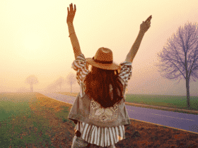 mulher feliz em paz na natureza