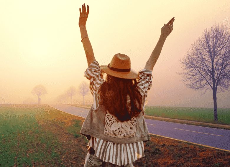 mulher feliz em paz na natureza