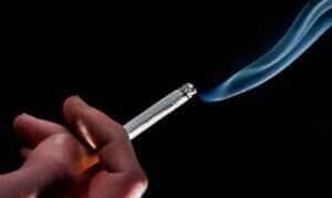 Consumo mundial de tabaco cai, informa relatório da OMS. Cigarro, fumaça, tabaco, fumo. Foto: AbsolutVision/Pixabay