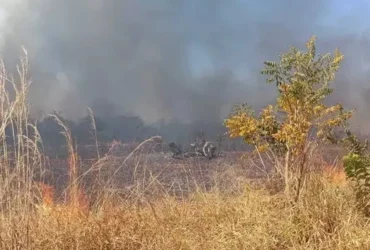 Avião de pequeno porte cai ao lado de pista do aeroporto de Costa Rica (MS) e deixa mortos