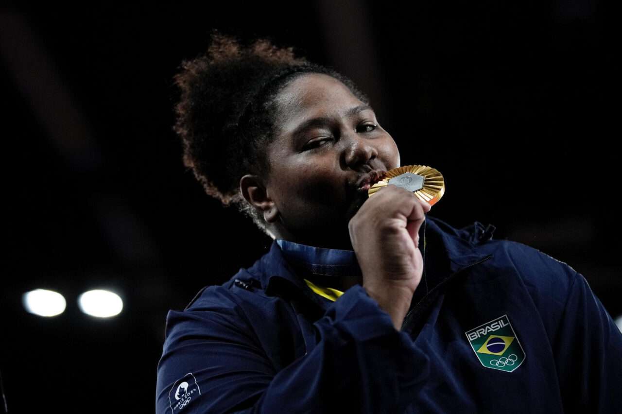 Beatriz_Souza_recebe_a_medalha_de_ouro_Foto_Alexandre_Loureiro_COB_59fc4c4d81.webp