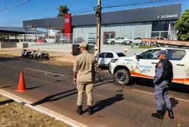 Bombeiros atendem ocorrencia de queda de fio energizado em via publica em cidade de Mato Grosso