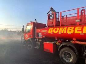 Bombeiros combatem incêndio em vegetação de terreno baldio em Primavera do Leste