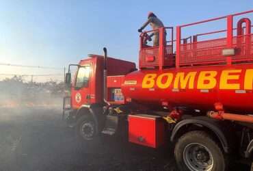 Bombeiros combatem incêndio em vegetação de terreno baldio em Primavera do Leste