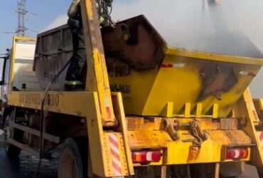 Bombeiros combatem incêndio que se iniciou em caçamba de caminhão e se alastrou por vegetação