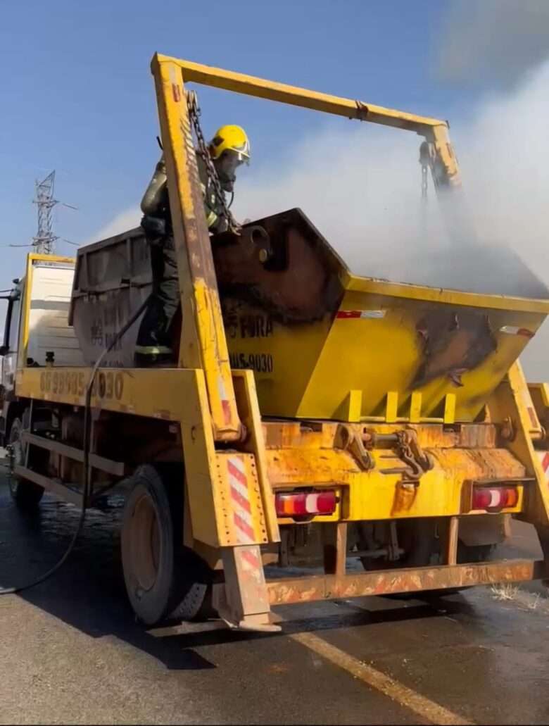 Bombeiros combatem incêndio que se iniciou em caçamba de caminhão e se alastrou por vegetação