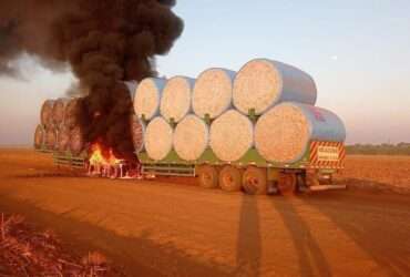 Bombeiros controlam incendio em reboque com algodao na BR 070 em Mato Grosso