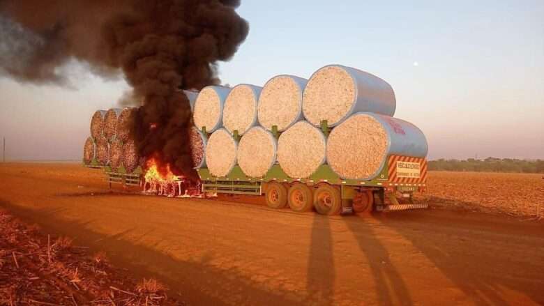 Bombeiros controlam incendio em reboque com algodao na BR 070 em Mato Grosso