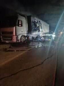Bombeiros de Sinop combatem incêndio em carreta que transportava bebida alcoólica