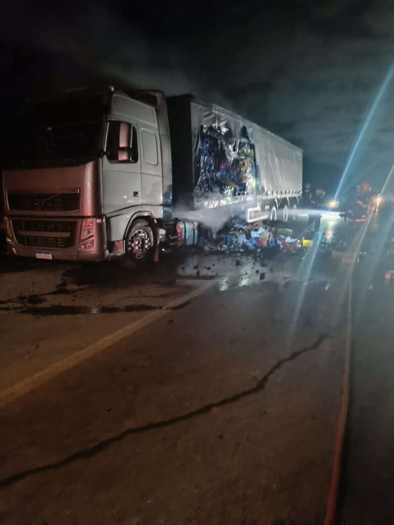 Bombeiros de Sinop combatem incendio em carreta que transportava bebida alcoolica