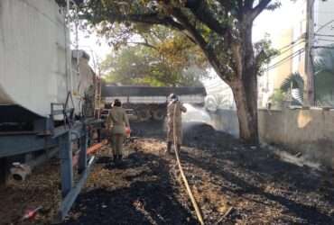 Bombeiros extinguem incêndio em veículos abandonados em Cuiabá