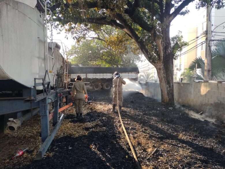 Bombeiros extinguem incêndio em veículos abandonados em Cuiabá