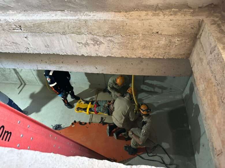 Bombeiros socorrem mulher que caiu em fosso de obra em residencial de Cuiabá