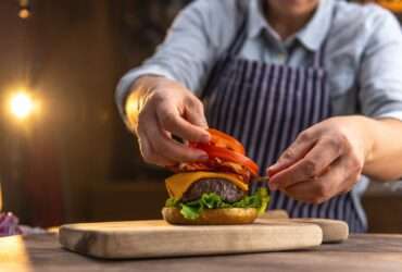 Chef preparing a hamburger - Fotos do Canva