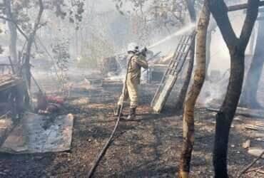 Corpo de Bombeiros combate incêndio em vegetação de terreno de ferro velho