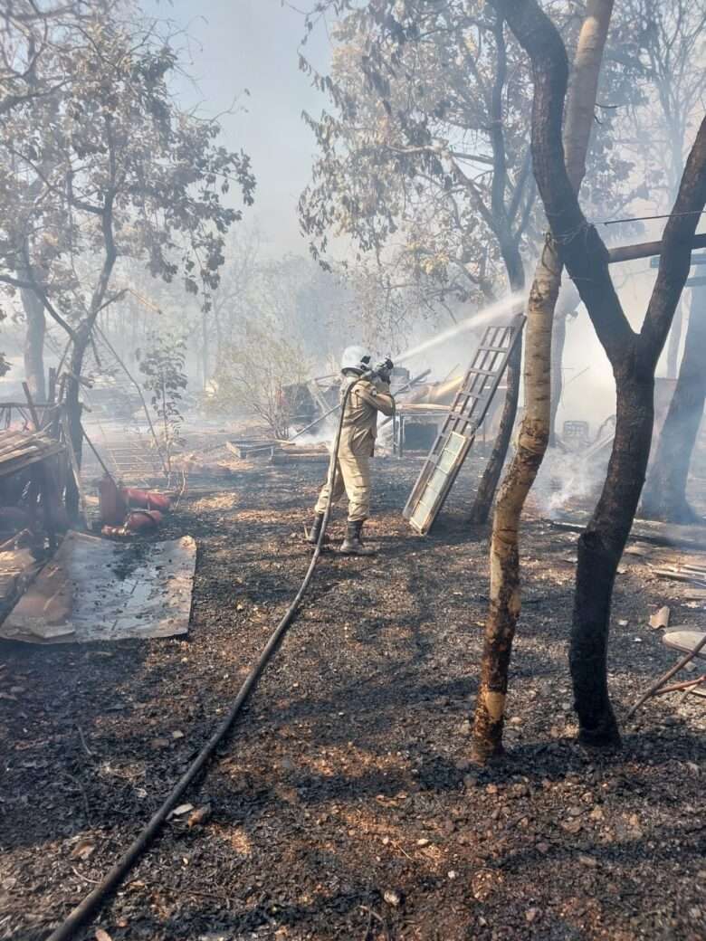 Corpo de Bombeiros combate incêndio em vegetação de terreno de ferro velho