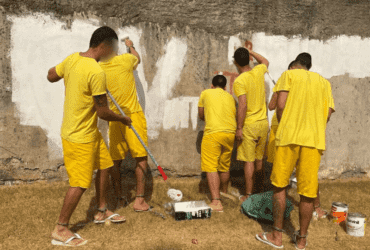 Forças de segurança de Mato Grosso utilizam mão de obra de reeducandos para remover pichações