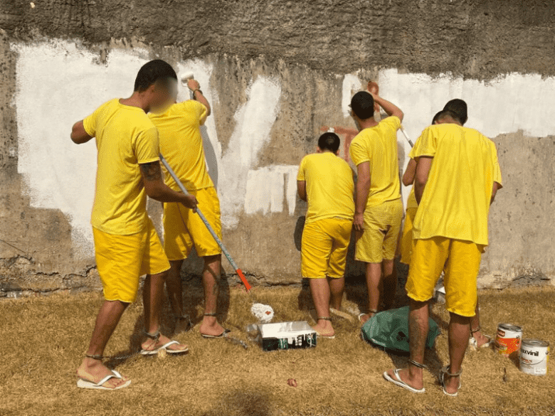 Forças de segurança de Mato Grosso utilizam mão de obra de reeducandos para remover pichações