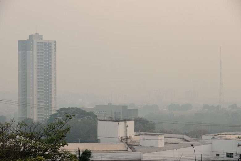 Frente fria "empurra" fumaça de incêndio de MS para Mato Grosso